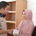 Wakil Wali Kota Solok, Dr. Ramadhani Kirana Putra menyerahkan bantuan zakat dari Baznas untuk masyarakat penerima.(Ist)