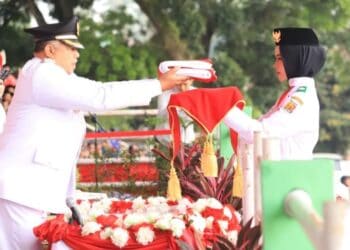 Penuh khidmat, Inspektur Upacara HUT ke-79 RI di Kota Solok, Wako Zul ELfian Umar menyerahkan bendera kepada tim Paskibra untuk dikibarkan.(Ist)