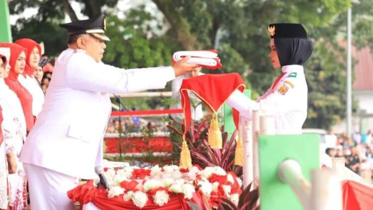 Penuh khidmat, Inspektur Upacara HUT ke-79 RI di Kota Solok, Wako Zul ELfian Umar menyerahkan bendera kepada tim Paskibra untuk dikibarkan.(Ist)