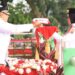 Penuh khidmat, Inspektur Upacara HUT ke-79 RI di Kota Solok, Wako Zul ELfian Umar menyerahkan bendera kepada tim Paskibra untuk dikibarkan.(Ist)