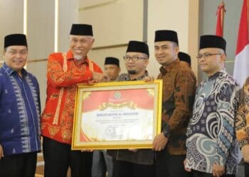 Ketua Badan Pengelola Masjid Agung Al-Muhsinin Kota Solok, Ramadhani Kirana Putra menerima penghargaan masjid terbaik I kategori masjid agung untuk Masjid Agung Al Muhsinin Kota Solok.(Ist)