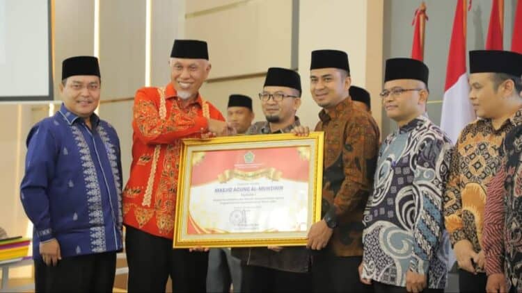 Ketua Badan Pengelola Masjid Agung Al-Muhsinin Kota Solok, Ramadhani Kirana Putra menerima penghargaan masjid terbaik I kategori masjid agung untuk Masjid Agung Al Muhsinin Kota Solok.(Ist)