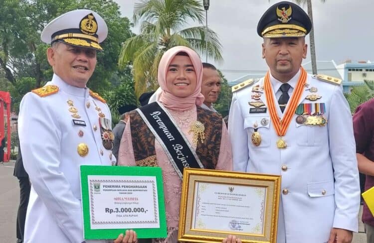 Mitra Yoriskia usai menerima penghargaan dari Pemprov Sumbar yang diserahkan Wagub Audy Joinaldi.(Ist)