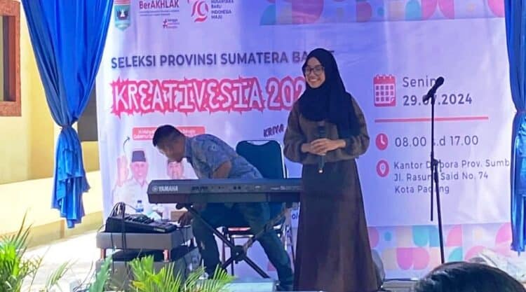 Fauzyah Nurul Islami saat tampil pada seleksi nyanyi solok dalam ajang seleksi Kreativesia Tingkat Sumbar 2024.(Ist)