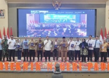 Pimpinan PNP dan sejumlah mitra foto bersama usai melakukan penandatanganan MoU yang digelar usai pembukaan PKKMB di Gedung PKM PNP, Senin (12/8/2024).