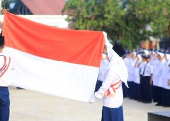 Wali Kota Solok, H. Zul ELfian Umar menjadi pembina upacara di SMPN 4 Kota Solok.(Ist)