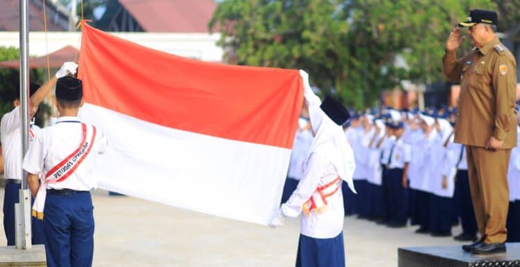 Wali Kota Solok, H. Zul ELfian Umar menjadi pembina upacara di SMPN 4 Kota Solok.(Ist)