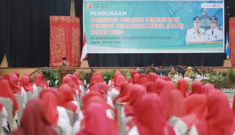 Wakil Wali Kota Solok, Dr. Ramadhani Kirana Putra membuka orientasi klasikal PPPK Kota Solok tahun 2024.(Prokomp)