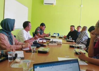 Rapat koordinasi DLH Kota Solok terkait pengaduan masyarakat tentang usaha arang kelapa yang diduga cemarkan udara.(Ist)