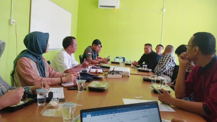 Rapat koordinasi DLH Kota Solok terkait pengaduan masyarakat tentang usaha arang kelapa yang diduga cemarkan udara.(Ist)