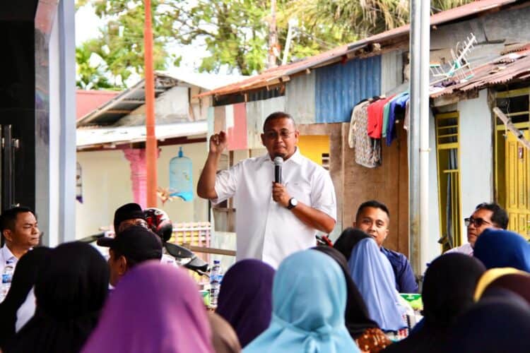 Andre Rosiade Berbagi Ratusan Paket Sembako di Nanggalo Padang