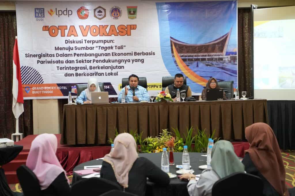 Konsorsium Perguruan Tinggi Pendidikan Vokasi Sumatera Barat (PTPV SUMBAR) dengan bangga menyelenggarakan Focus Group Discussion (FGD) bertajuk "Tagak Tali - Sinergitas dalam Pembangunan Ekonomi Berbasis Pariwisata dan Sektor Pendukungnya."