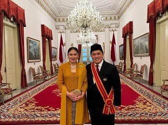 Menteri Badan Usaha Milik Negara Erick Thohir (kanan) didampingi sang istri berfoto setelah menerima gelar tanda kehormatan Bintang Mahaputera Adipradana dari Presiden Republik Indonesia Joko Widodo di Istana Negara, pada hari Rabu (14/8).