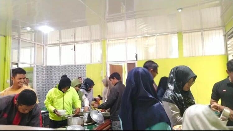 Mitra Yoriskia saat bersantap bersama dengan pegawai dan PHL di DLH Kota Solok.(Ist)