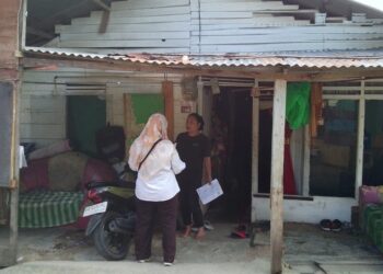 Lakukan mitigasi dan sosialisasi, petugas Disperkim Kota Solok mendatangi rumah warga yang berada di zona banjir Batang Lembang di Kelurahan Sinapa dan IX Korong.(Ist)