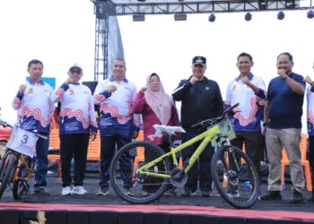 Wali Kota Solok, H. Zul Elfian Umar menyerahkan hadiah sepeda untuk peserta senam yang beruntung.(Ist)