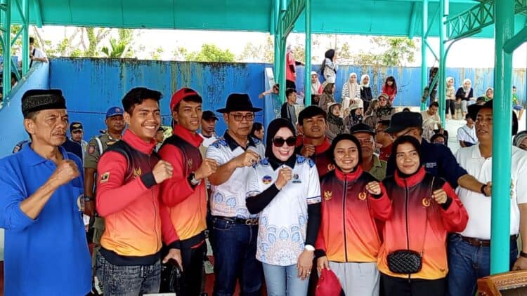 Bupati Solok, H. Epyardi Asda dan Ketua TP PKK, Hj. Emiko memberikan dukungan terhadap atlet Kabupaten Solok yang akan berlaga di PON 2024.(Syafriadi/Klikpositif)