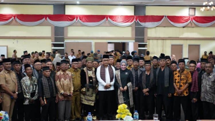 Bupati Solok, H. Epyardi Asda dan Pembina Bundo Kanduang, Hj. Emiko bersama pengurus ForKAN Kabupaten Solok.(Ist)