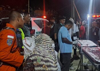 Tim gabungan mengevakuasi korban longsor tambang emas di Nagari Sungai Abu, Kabupaten Solok.(Ist)