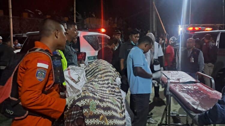 Tim gabungan mengevakuasi korban longsor tambang emas di Nagari Sungai Abu, Kabupaten Solok.(Ist)