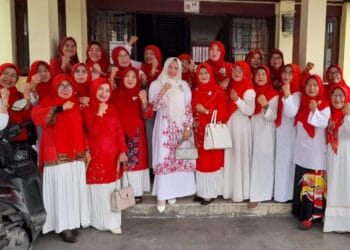 Ketua GOW Kota Solok, Ny. Dona Ramadhani Kirana Putra kompak berpakaian merah putih bersama jajaran pengurus.(Ist)