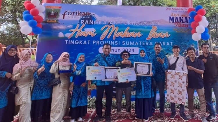 Tim Forikan Kota Solok usai menerima penghargaan pada ajang Forikan Sumbar.(Ist)