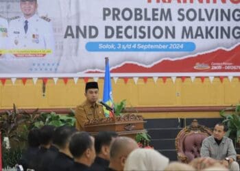 Wakil Wali Kota Solok, Dr. Ramadhani Kirana Putra membuka training problem solving bagi pejabat administrator Kota Solok.(Ist)