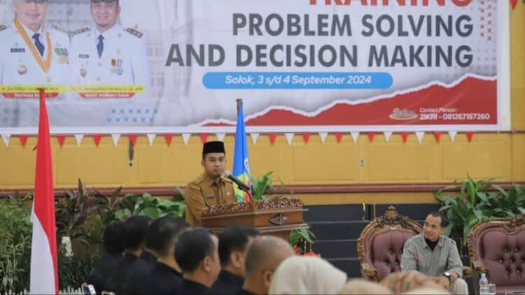 Wakil Wali Kota Solok, Dr. Ramadhani Kirana Putra membuka training problem solving bagi pejabat administrator Kota Solok.(Ist)