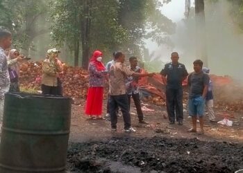 Petugas DLH bersama instansi terkait melakukan sidak ke lokasi usaha arang kelapa yang cemari udara.(Ist)