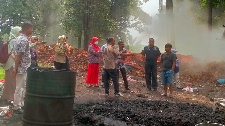 Petugas DLH bersama instansi terkait melakukan sidak ke lokasi usaha arang kelapa yang cemari udara.(Ist)