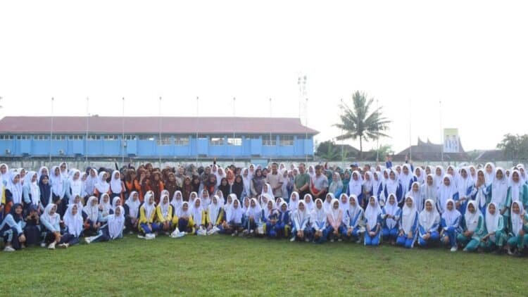 Ratusan remaja mengikuti Gerakan Nasional Aksi Bergizi di Lapangan Merdeka Kota Solok.(Ist)