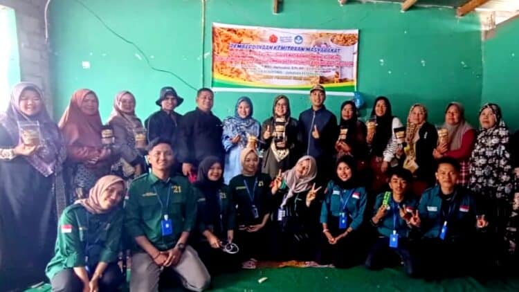 Tim dosen UMMY solok bersama mahasiswa saat melakukan pembinaan di KWT Rimbo Data Sejahtera, Sungai Nanam, Kabupaten Solok.(Ist)