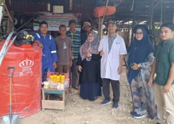 Tim pengabdian dosen UMMY Solok memberikan bimbingan pembuatan biogas, pupuk organik dan sinkronisasi estrus di kelompok Berkah Tani Farm Paninggahan Solok.(Ist)