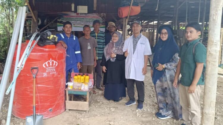 Tim pengabdian dosen UMMY Solok memberikan bimbingan pembuatan biogas, pupuk organik dan sinkronisasi estrus di kelompok Berkah Tani Farm Paninggahan Solok.(Ist)