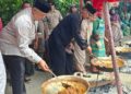 Wali Kota Solok, H. Zul Elfian Umar ikut serta marandang bersama ibu-ibu peserta festival.(Ist)