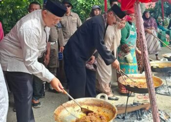 Wali Kota Solok, H. Zul Elfian Umar ikut serta marandang bersama ibu-ibu peserta festival.(Ist)