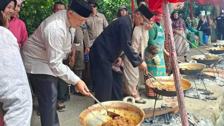 Wali Kota Solok, H. Zul Elfian Umar ikut serta marandang bersama ibu-ibu peserta festival.(Ist)