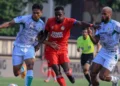 Kenneth Ngwoke saat berhadapan dengan pemain belakang PSS Sleman