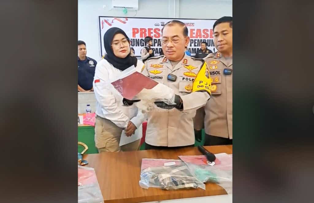 Momen ketika Kapolda Sumbar, Irjen Pol Suharyono kebingungan dengan salah satu barang bukti pembunuhan Nia Kurnia Sari