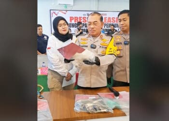 Momen ketika Kapolda Sumbar, Irjen Pol Suharyono kebingungan dengan salah satu barang bukti pembunuhan Nia Kurnia Sari