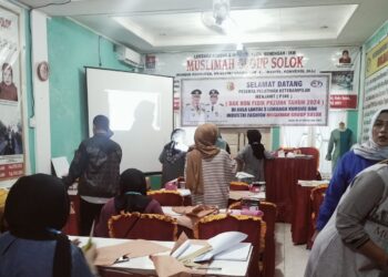 Serius, 25 peserta pelatihan menjahit DPKUKM Kota Solok melakukan praktek di LKP Muslimah Group.(Ist)