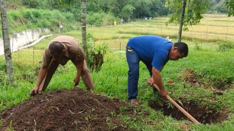 Proses pembuatan lubang biopori di Taman Bidadari.(Ist)