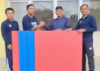 Anggota DPRD Kota Solok, Ade Merta bersama Dispora menyerahkan bantuan matras kepada pengurus Wushu Kota Solok.(Ist)