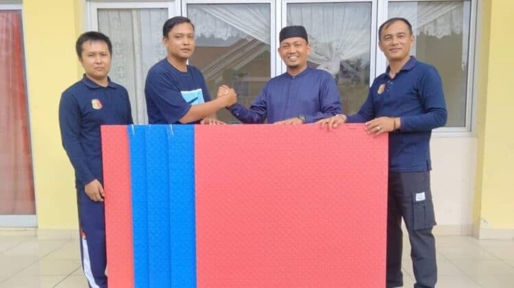 Anggota DPRD Kota Solok, Ade Merta bersama Dispora menyerahkan bantuan matras kepada pengurus Wushu Kota Solok.(Ist)