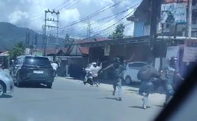 Tawuran kelompok remaja di Kota Padang