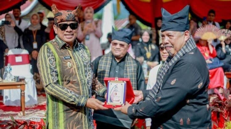 Wali Kota Solok, H. Zul Elfian Umar bertukar cinderamata dengan Wali Kota Bontang, Basri Base.(Ist)