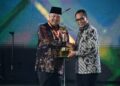 Wali Kota Solok, H. Zul Elfian Umar menerima piala WTN 2024.(Ist)