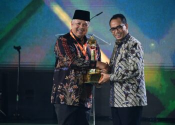 Wali Kota Solok, H. Zul Elfian Umar menerima piala WTN 2024.(Ist)