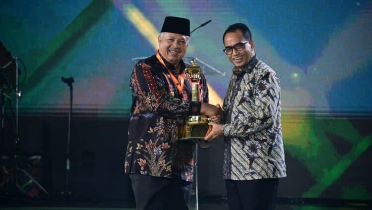 Wali Kota Solok, H. Zul Elfian Umar menerima piala WTN 2024.(Ist)