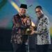 Wali Kota Solok, H. Zul Elfian Umar menerima piala WTN 2024.(Ist)